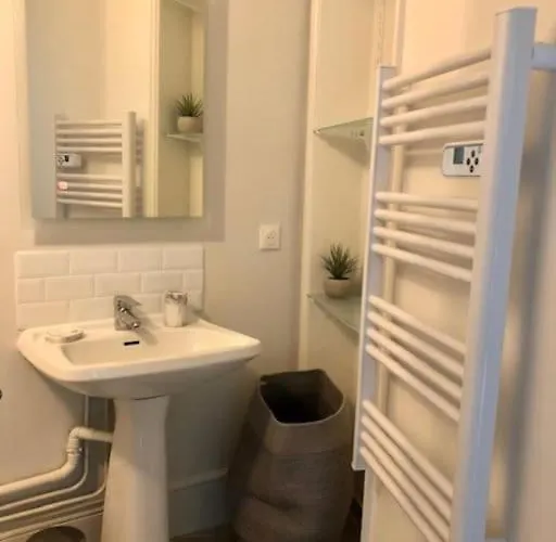 Le Petit Morny. Renove Lumineux Et Ντοβίλ